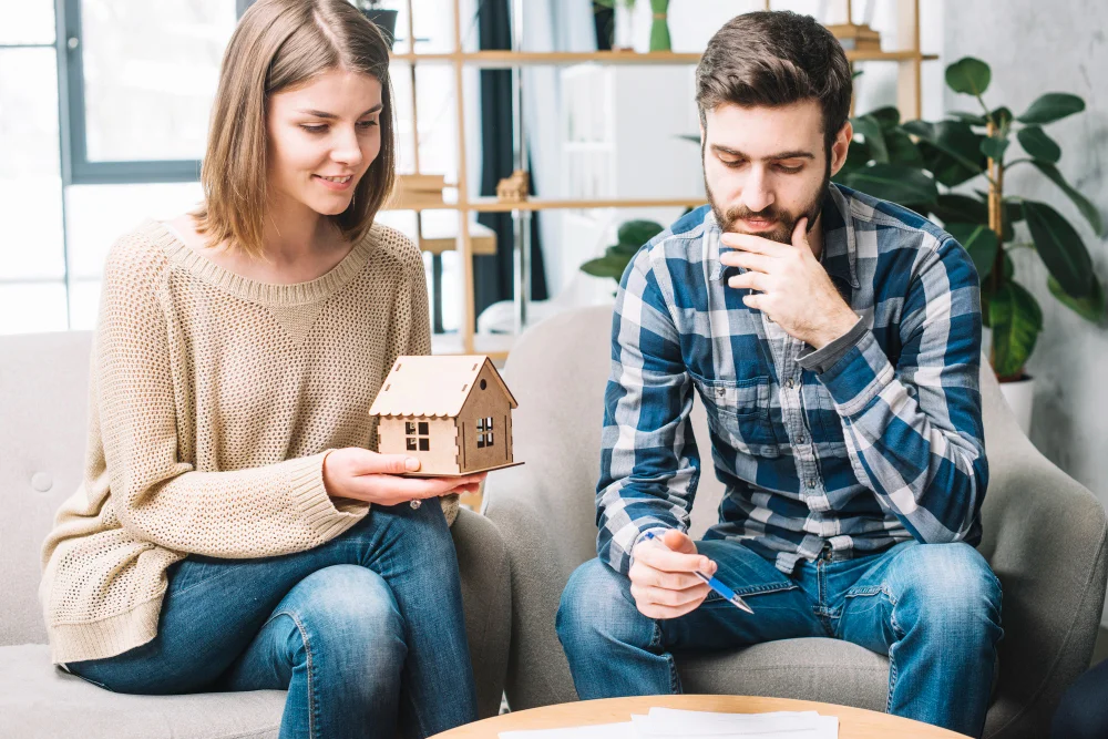 Pareja evaluando como calificar para un prestamos hipotecarios en florida